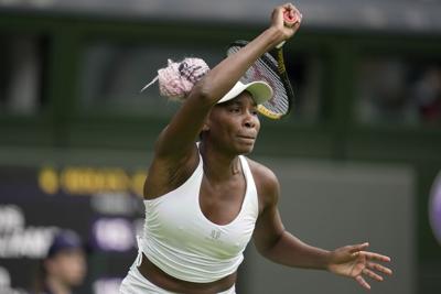 VÍDEOS: Venus Williams sufre caída en su debut en Wimbledon