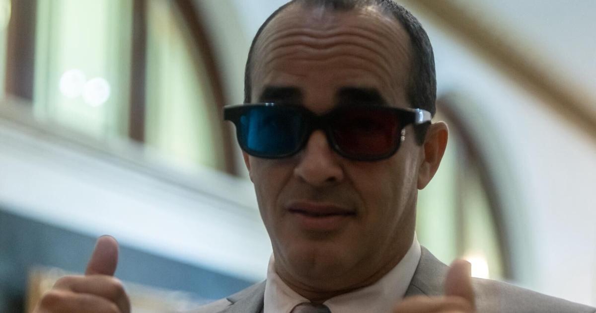 VIDEO: Le piden a Eliezer Molina quitarse las gafas para entrar al Mensaje de Situación de Estado