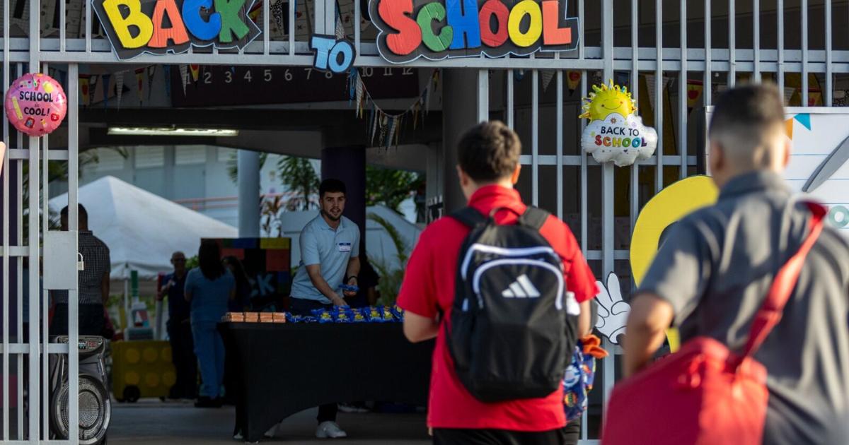 Regresan 225,595 estudiantes a escuelas públicas en medio de recortes y racionamiento de agua