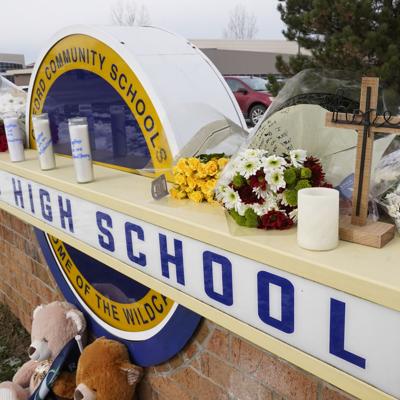 Escuela secundaria de Michigan reabre casi dos meses después del tiroteo
