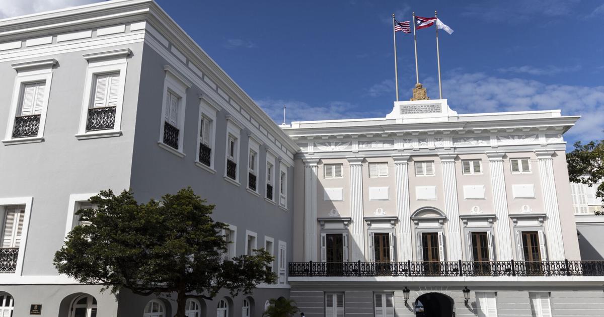Gobernadora firma presupuesto de $13,174 millones con vetos que recortan $5.8 millones