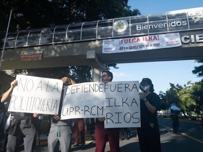 Estudiantes y profesores protestan contra ascenso de rectora del Recinto de Ciencias Médicas