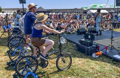 Uno de los escenarios del Festival de Newport es energizado por bicicletas