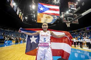 Imagen de la cobertura de: Pamela Rosado celebra que su camisa y sus zapatillas estén en el Museo FIBA