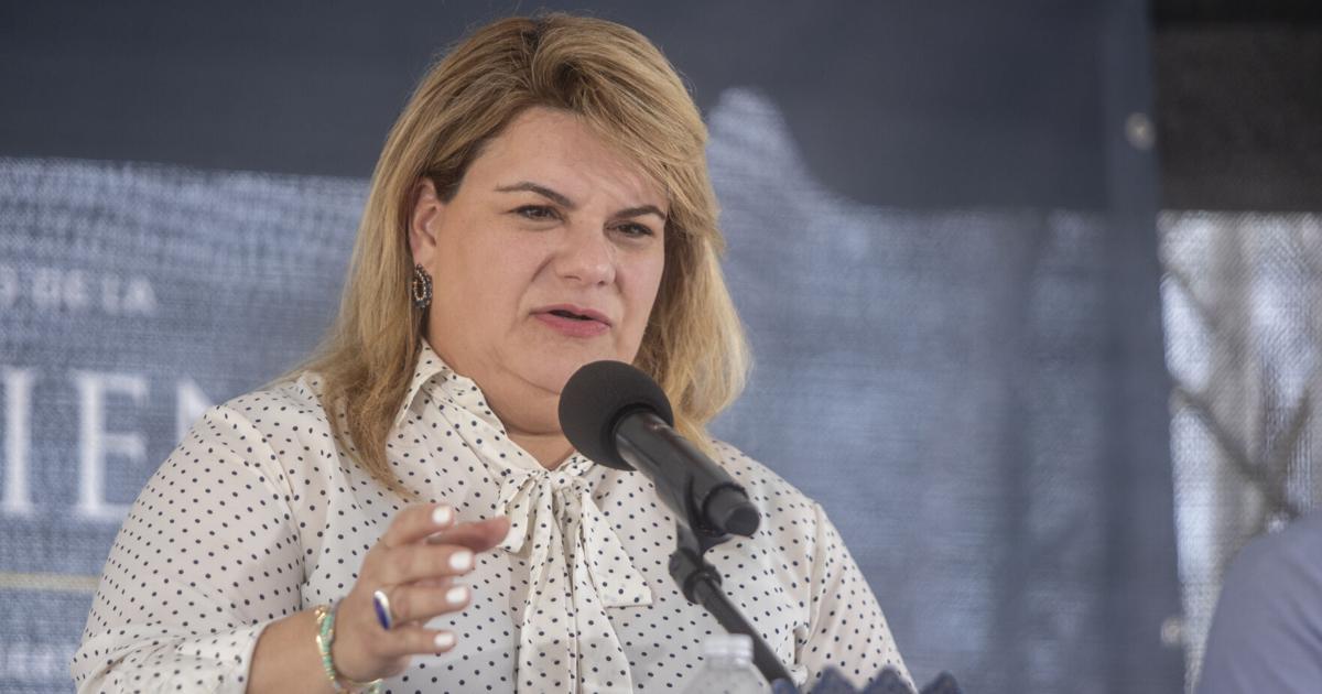 Gobernadora firma leyes que modifican currículo escolar y endurecen penas por maltrato animal