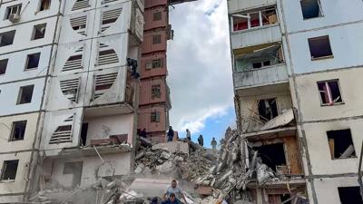 Un bloque de apartamentos se derrumba en una ciudad fronteriza rusa