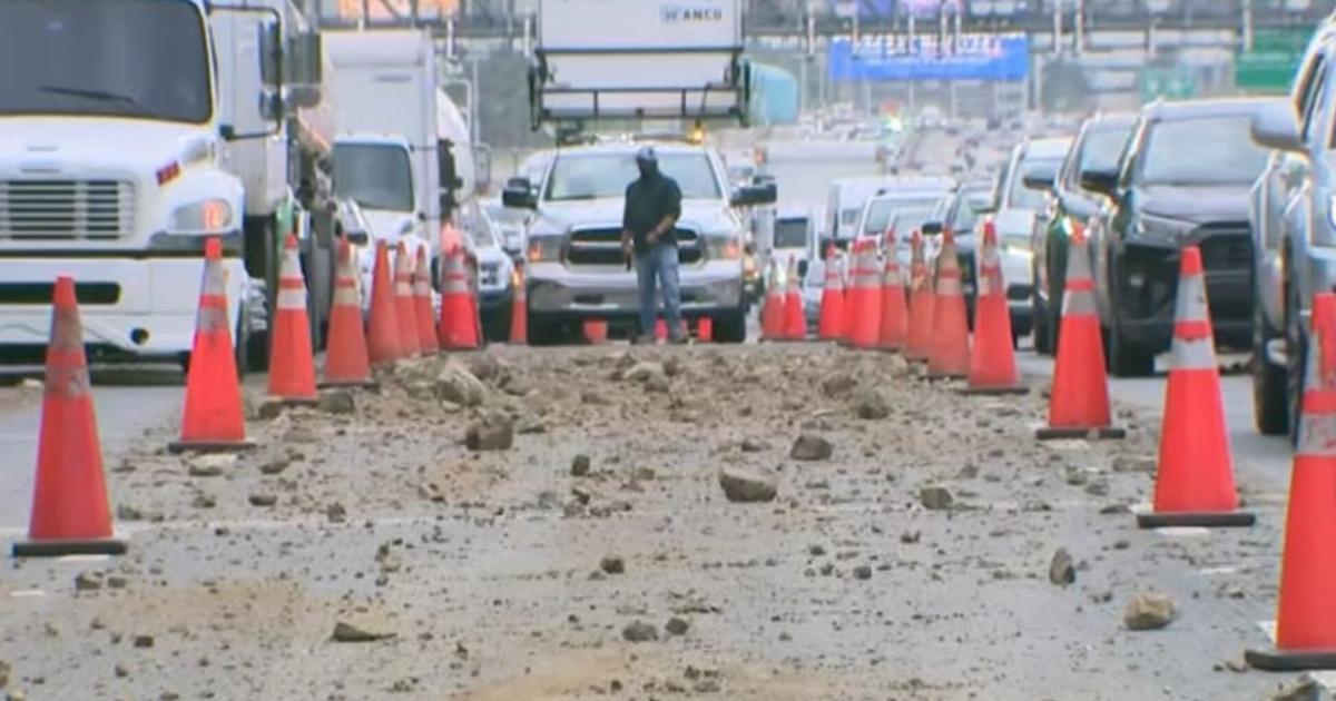 “Va a tomar tiempo”: Piedras se desprenden de un camión y provocan daños en la PR-22 en Bayamón