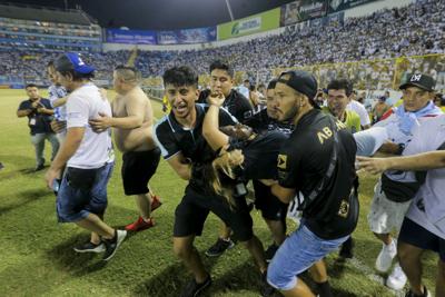 VÍDEO: Estampida deja 12 muertos y decenas de heridos en partido de fútbol en El Salvador