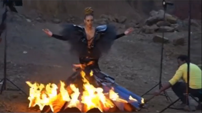 Vídeo: el traje de una modelo se prendió en fuego en plena sesión fotográfica