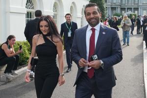 Imagen del artículo de El Vocero: El director del FBI, Kash Patel, se compromete con su novia, la cantante Alexis Wilkins