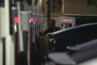 Reguladores investigan tuit de Elon Musk sobre Autopilot de Tesla