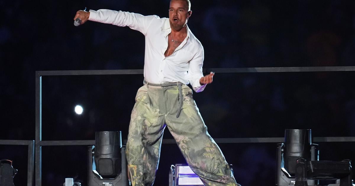 Ricky Martin deslumbra en el espectáculo de medio tiempo del histórico partido de la NFL en Brasil