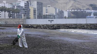 Derrame de petroleo contamina 21 playas en Perú