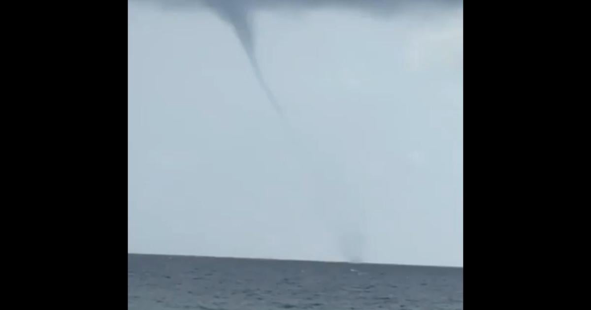 Captan tromba marina frente a la playa Escambrón en San Juan