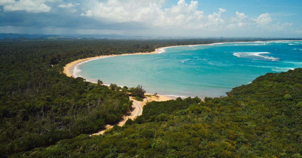 Muere hombre tras ser arrastrado por la corriente en playa de Piñones