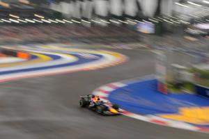 Imagen del artículo de El Vocero: Russell se estrella cuando iba líder y Verstappen gana el sprint de la F1 en Singapur
