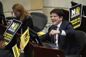 Colombianos despiden al precandidato Miguel Uribe Turbay con solemnes honras fúnebres