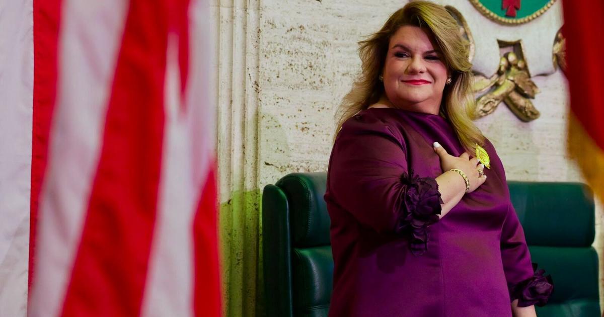 Gobernadora firma ley para reorganizar el Departamento de Educación