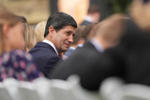 Reserva Federal aumenta su tasa clave por primera vez en tres años, desafiando las exigencias de Trump de un recorte