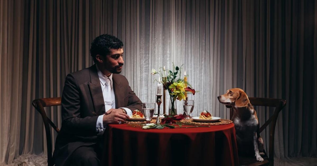 Bad Bunny y su beagle Sansa protagonizan la portada de Dogue, el especial canino de Vogue
