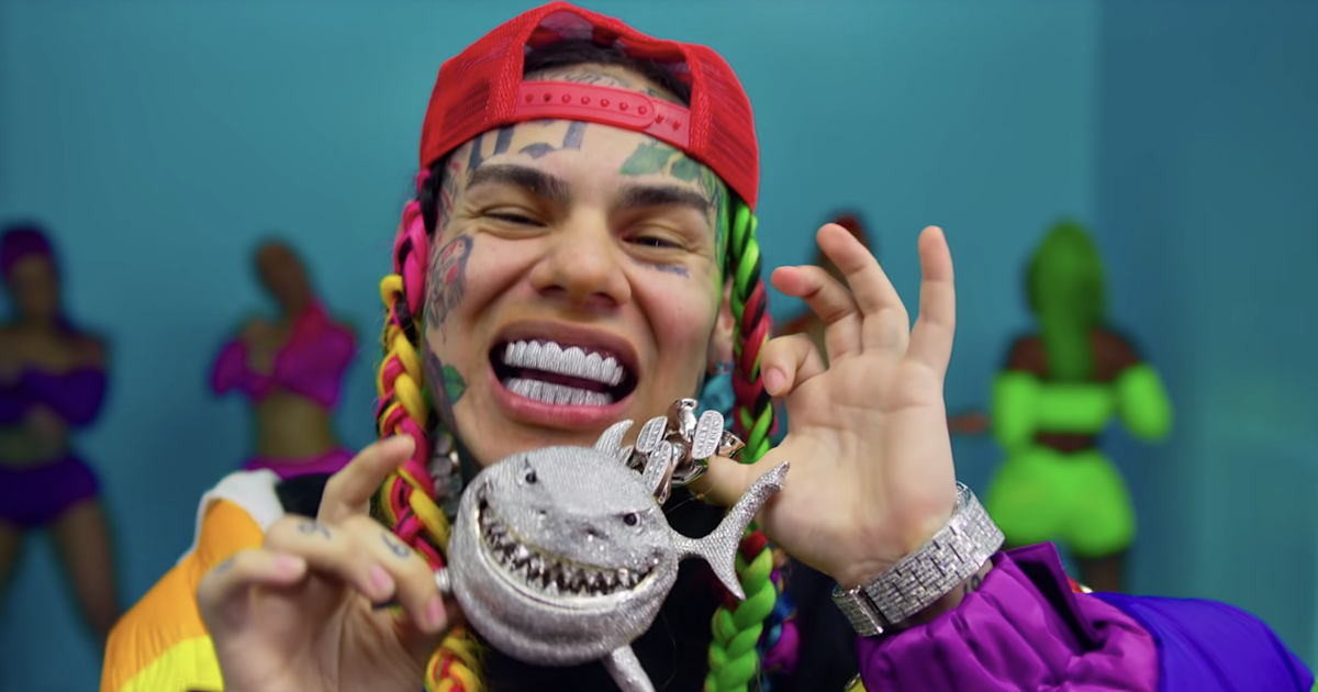 VIDEO: Tekashi 6ix9ine sale de prisión y presume cadena de $2.2 millones