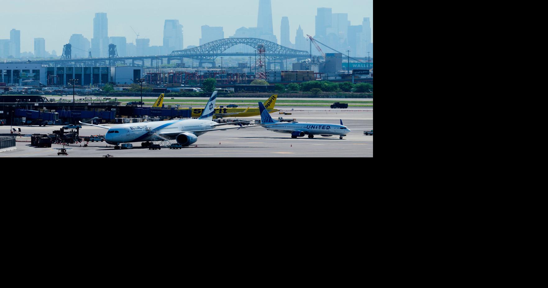 Unas 221 personas iban a bordo del vuelo.