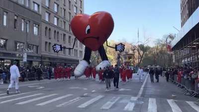 VÍDEOS: El “corazón” de Bad Bunny dice presente en la parada del Día de Acción de Gracias de Macy’s