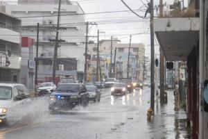 Orkan Erin se oddaljuje, a še vedno povzroča deževje in nevarne razmere v Portoriku in Dominikanski republiki