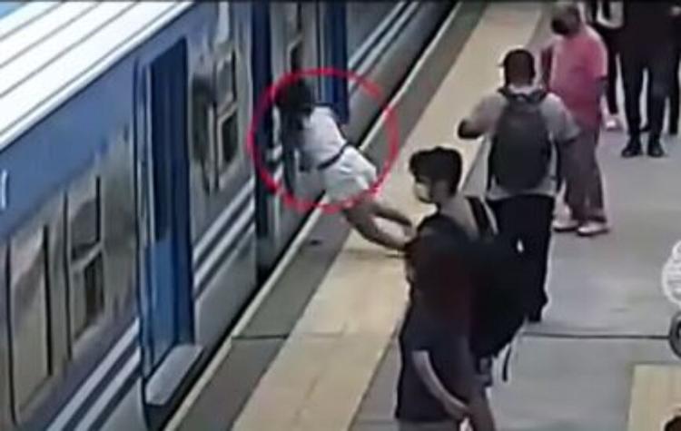 Captan en vídeo el momento en el que una joven cae entre dos vagones de un tren en movimiento y sobrevive 626002c8e26ea.image
