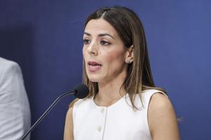 Imagen de la cobertura de: Más de 300 empleados del gobierno recibirán bono de $2,000