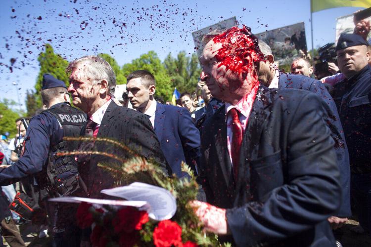 Manifestantes arrojan pintura roja a un embajador ruso en Polonia 627964e1ca998.image