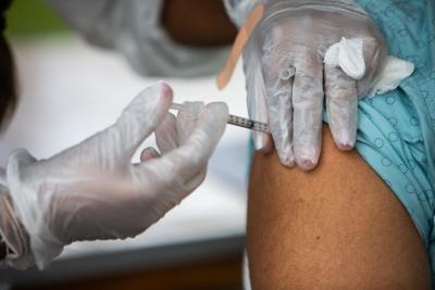 Fajardo lleva vacunas contra el covid-19 a los encamados y sus cuidadores