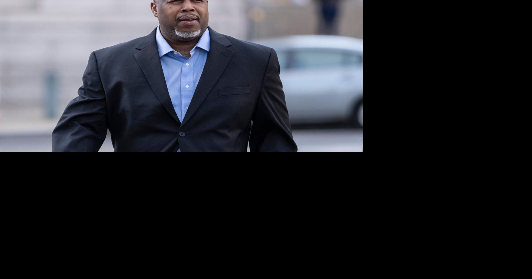 Jones está acusado de conspiración para cometer fraude electrónico y conspiración para lavar dinero.