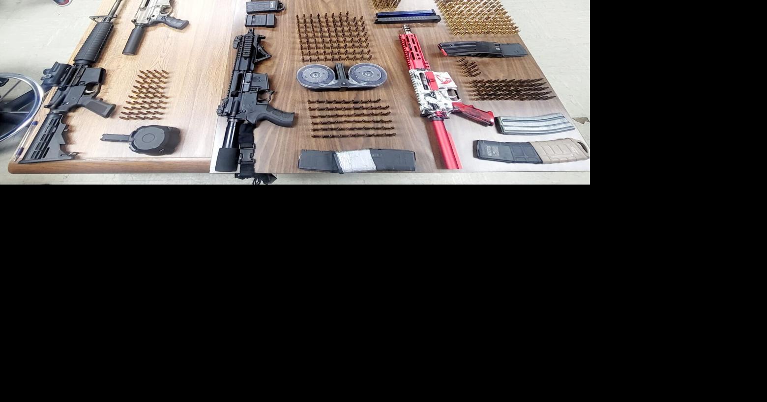 Arrestan a joven y a su padre en posesión de cinco rifles y una pistola ...