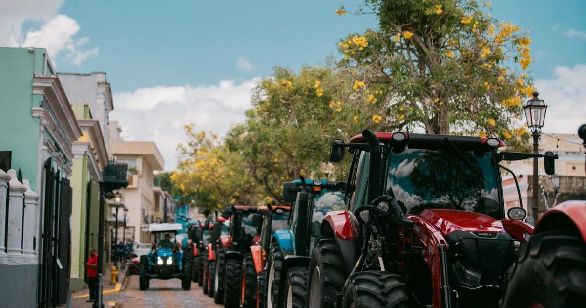 San Germán celebra la Semana de la Tierra con desfile de tractores y autos antiguos