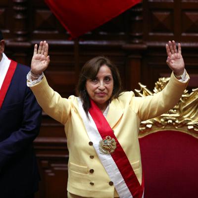 Dina Boluarte juramenta como la primera mujer presidenta de Perú