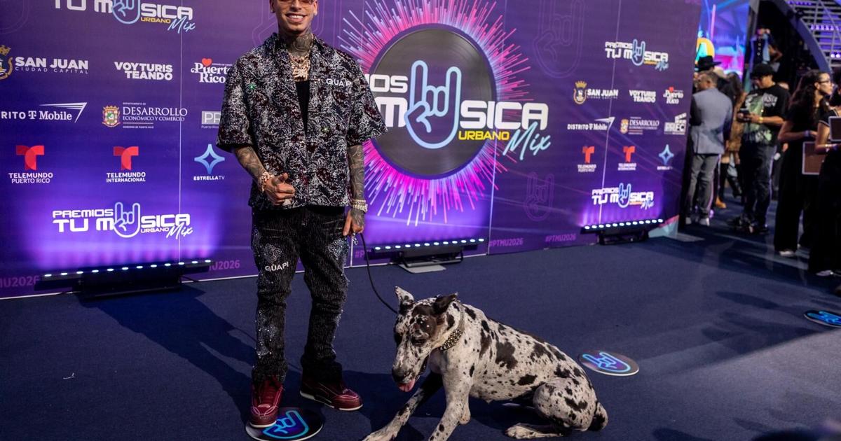 Luar La L desfila en alfombra azul de Premios Tu Música Urbano Mix con su mascota Khalifa