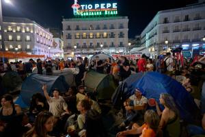 Imagen del artículo de El Vocero: El desahucio de una mujer de 87 años provoca una acampada en Madrid por la crisis de vivienda