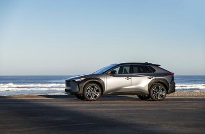 Toyota lanza su primer vehículo totalmente eléctrico