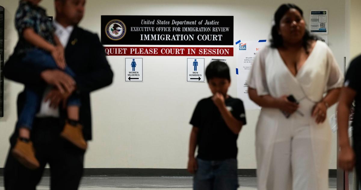 Tribunales migratorios de EE.UU. aceleran procedimientos y disparan órdenes de deportación