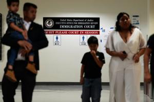 Imagen de la cobertura de: Aumentan las órdenes de deportación en tribunales migratorios estadounidenses