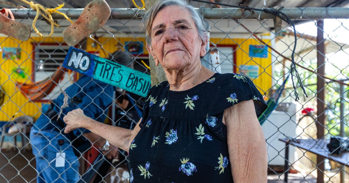 "Estoy destruida": Doña Ramona recibe casa prefabricada pero sigue sin poder mudarse en Aguadilla