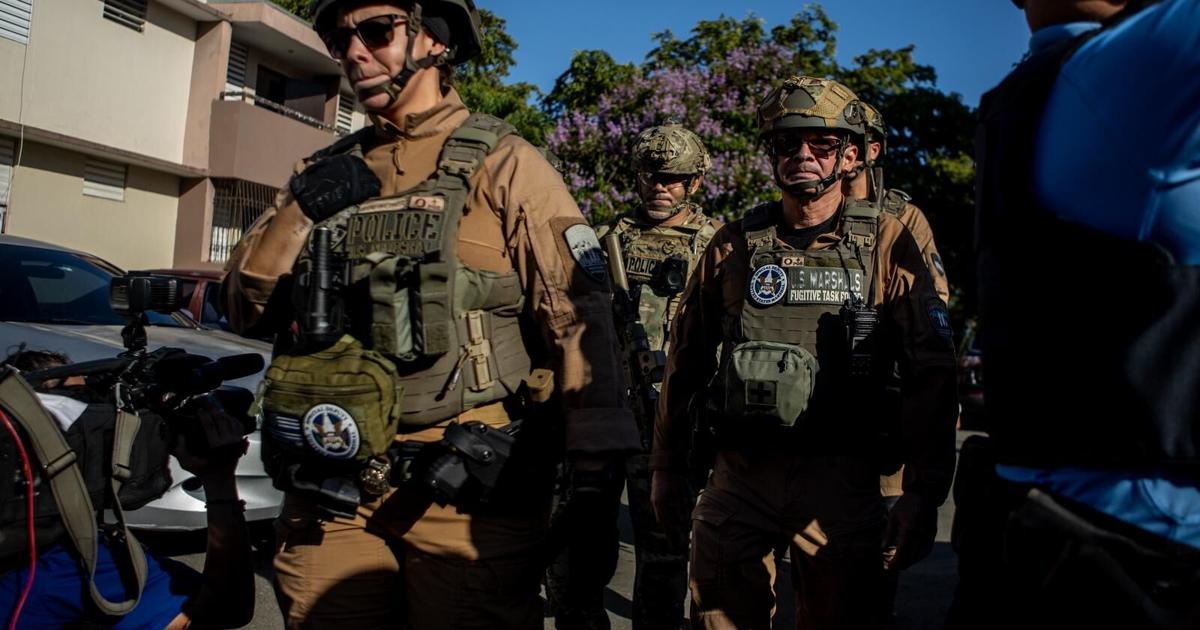 IMÁGENES: Caen tres fugitivos federales durante operativo en residencial de Bayamón