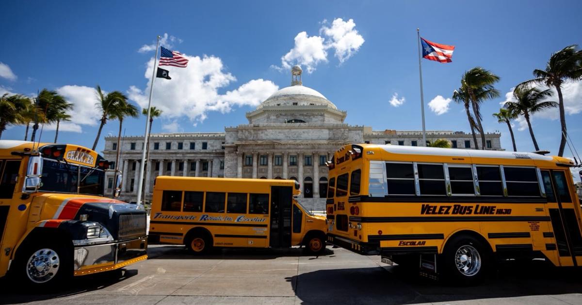 Porteadores escolares retomarán rutas tras paro por deuda de $9 millones del DE