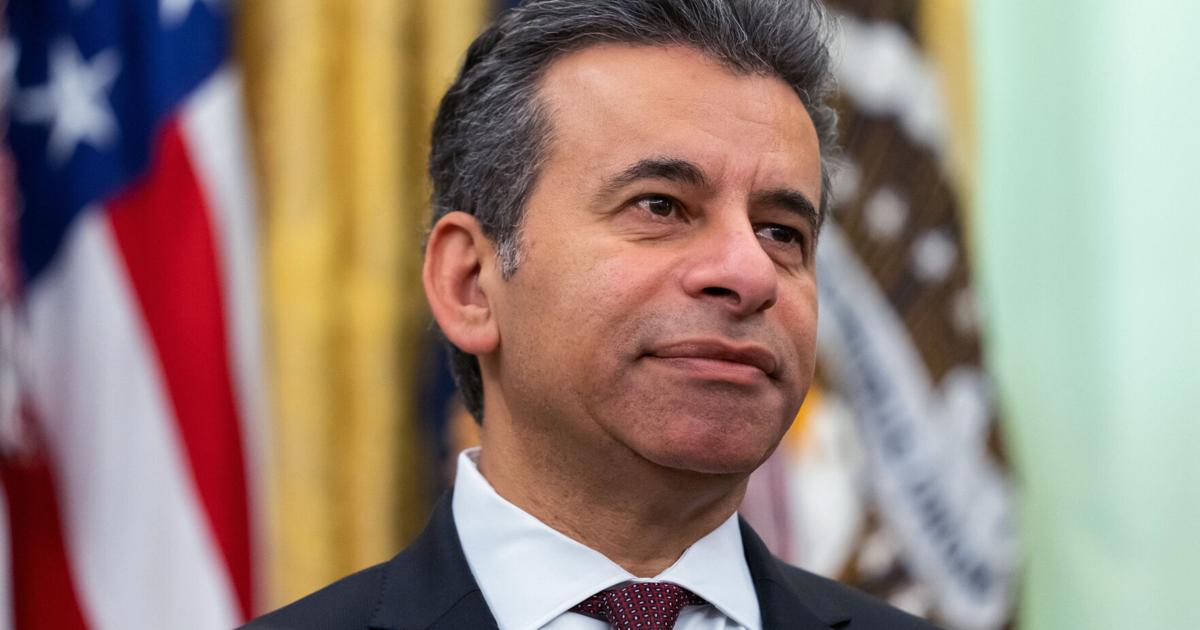 Renuncia director de la FDA tras mandato marcado por controversias
