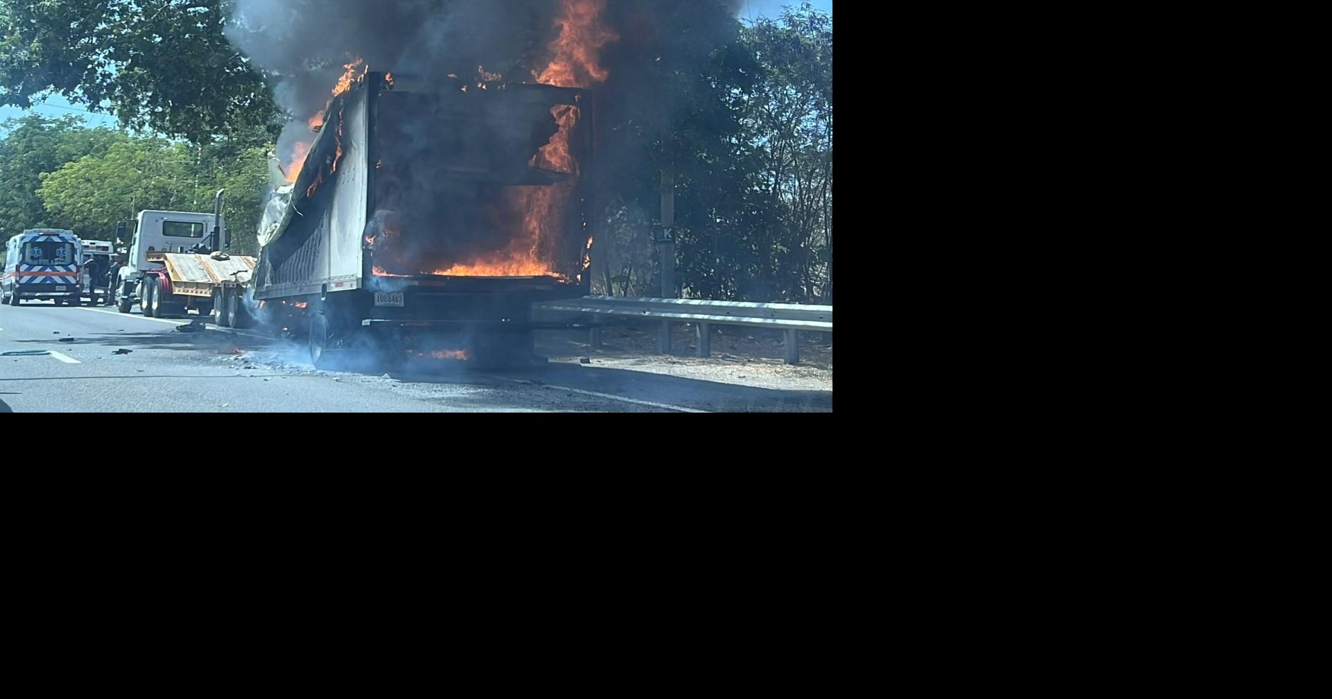 Camión se incendia en la PR-2 en Peñuelas tras accidente con otro vehículo pesado