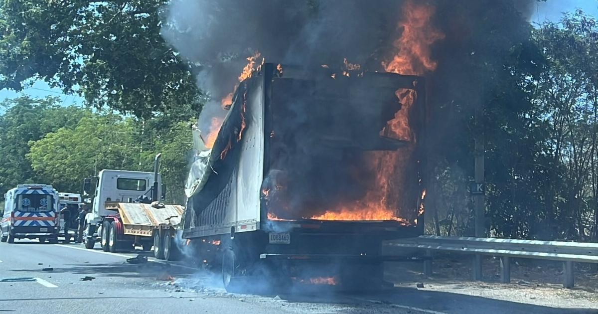 Camión se incendia en la PR-2 en Peñuelas tras accidente con otro vehículo pesado