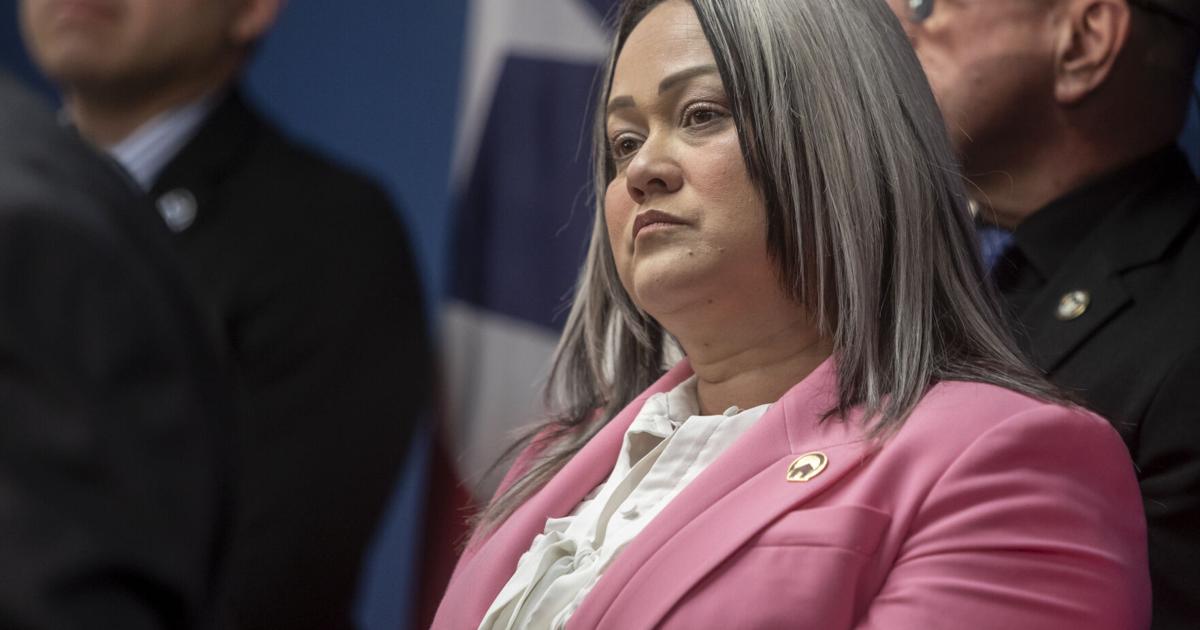 Justicia recomienda designación de FEI contra exsecretaria de Vivienda