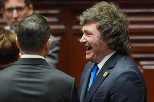 Imagen del artículo de El Vocero: Milei faculta a Argentina a negar el ingreso o deportar a extranjeros por comentarios de odio