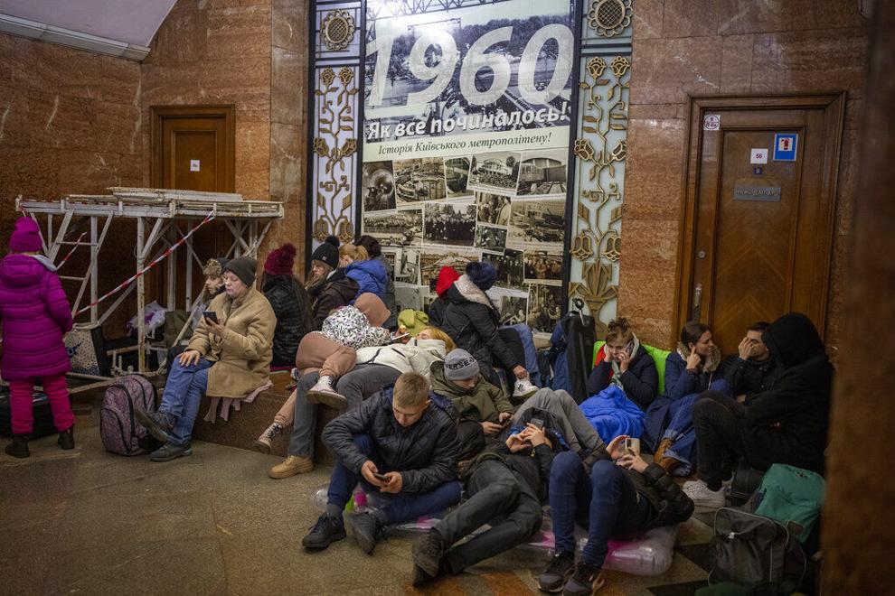 El metro de Kiev, de transporte lujoso y opulento a búnker contra los misiles que refugia a miles de personas 6219a8b05cc3c.image